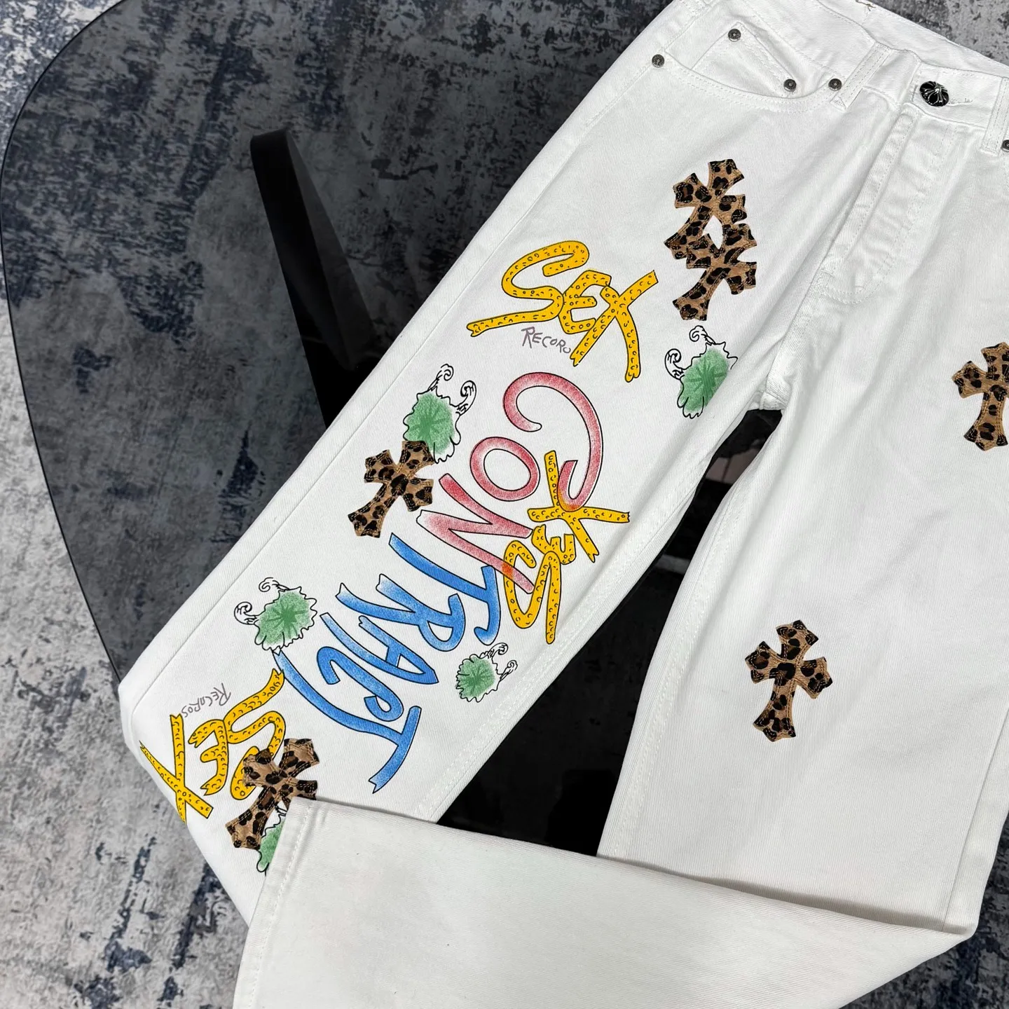 P250 Chrome Hearts & Chrome Hearts high street jeans with leopard pattern and vintage graffiti painting on white background. Chrome Hearts are the most popular pants in color. Made of beaded canvas fabric, heavy washing makes the upper body of the fabric more textured and the pants are tall and straight! The three-dimensional cutting of the whole trousers is a masterpiece! The hardware is customized by zp. The beaded canvas fabric is thick and soft after being washed. It has good breathability. Customized small leather label. Unique design. The details are simple and elegant, and the workmanship is exquisite. The whole trousers are neatly routed and the details are in place! Trendy people have been disappointed. From the quality selection of fabrics, the tailoring of details, and the matching of patterns, everything is impeccable! The upper body is so handsome when worn...it can be easily worn by men, women and children! The craftsmanship is made of heavy-duty washed pure cotton denim fabric. After washing, it is soft and thick and looks very stylish when worn. Color: White Size: 28 30 32 34 (S-XL)